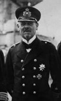 Bundesarchiv Bild 183-R10687, Vizeadmiral Hipper mit Stab cropped.png