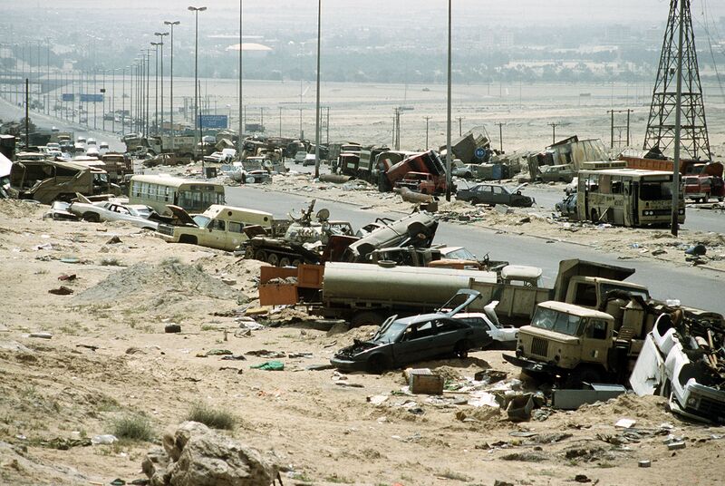 Plik:Demolished vehicles line Highway 80 on 18 Apr 1991.jpg